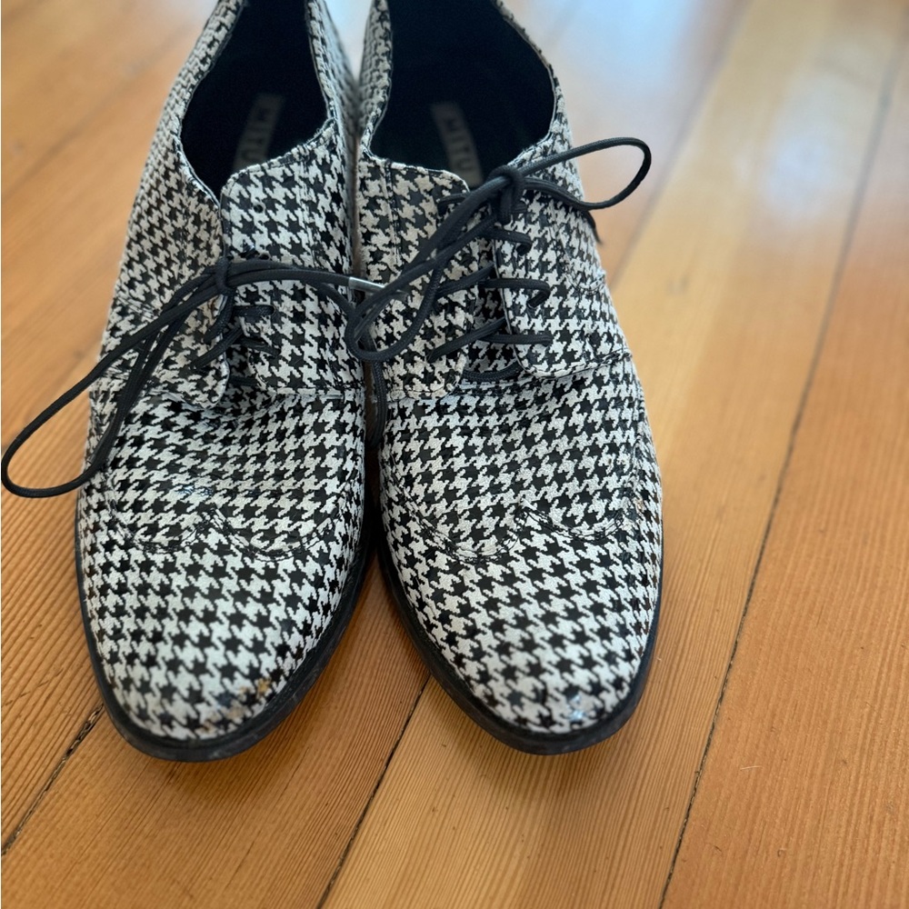 Stylish Black and White Houndstooth Heels